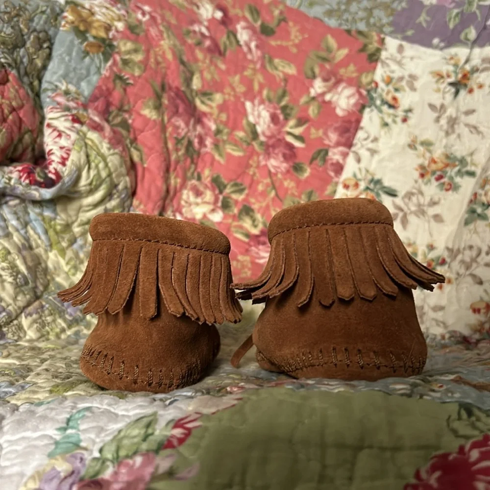 Minnetonka toddler moccasins size 6